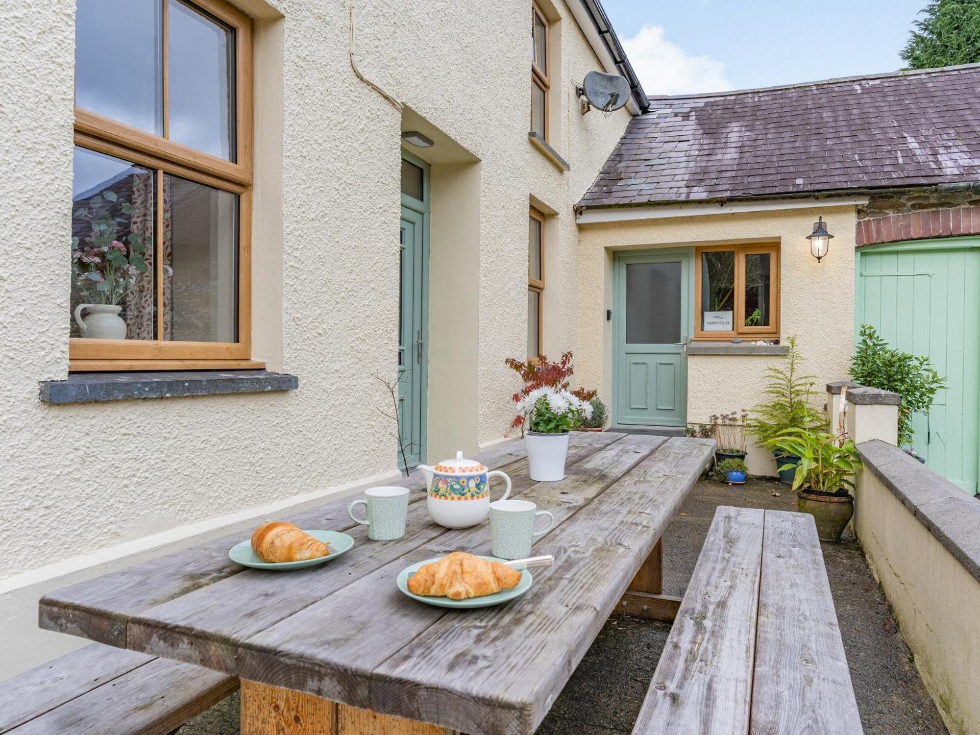 Pwll Farmhouse Llanllawdog Esterno foto